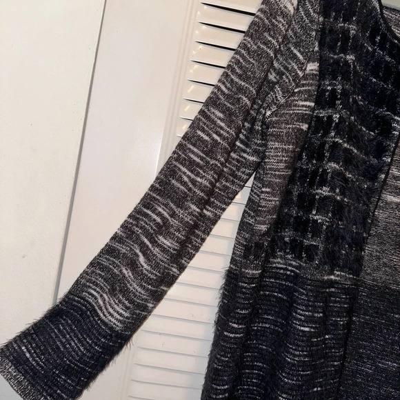 T TAHARI SIMA LONG CARDIGAN WOOL BLEND SWEATER SIZE MEDIUM - Picture 3 of 7